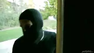 عاهرة شقراء ممتلئة تنتشر للسارق في منزلها