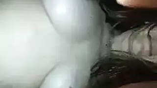 الزوجة المثيرة ذات المظهر الأكاديمي تستمتع بقذف على وجهها من البلع العميق