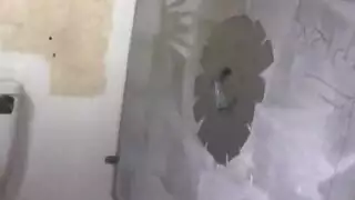 فتاة سمراء حارة تفتح ساقيها وتدلك فرجها المبلل بقوة