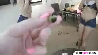 جلسة خلفية لفتاة جامعية صغيرة: بورن بوضعية الكلب القاسية