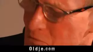 أب ديوث يعرض ابنته على بابا نويل لعملية جماع جماعي في عيد الميلاد