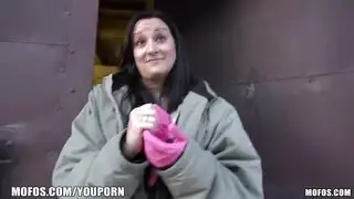 غبية شهوانية تتوسل للمعاملة القاسية