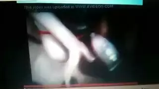 رجل بيتزا أبوي يخدم فحلين جائعين