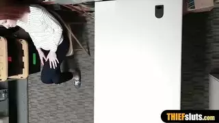 مراهقة شقراء وعشيقتها في فيلم إباحي صريح بفندق منعزل