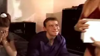سكس ثلاثي صعب: عاهرتان تتعاملان مع فحل