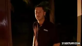 مشهد سحاق يتحول إلى علاقة جنسية جماعية صريحة مع قضيب ضخم