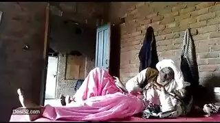 الرجل الأشعث يمارس الجنس مع قريبة أصغر في فيلم محظور صريح