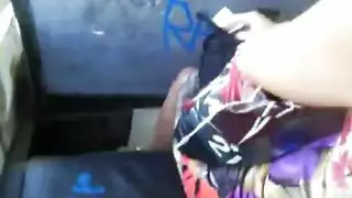 استمناء خفي في الحافلة وفرك على جسد فتاة مثير