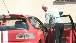 مراهقة حارّة تركب لحم الرجل المسن