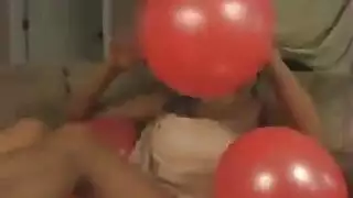 مراهقة شقراء تلعب بشفراتها المحلوقة في لقطة صريحة مقرّبة