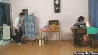 عاهرات عراقيات تأخذ عدة أجهزة ذكرية