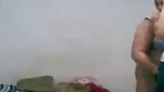 شرموطة مصرية تأخذ زب قوي في مشهد نيك ساخن