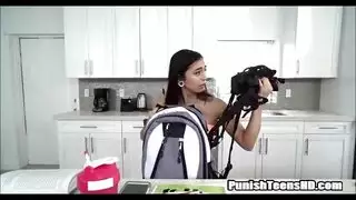 قضيب كبير يرش السائل المنوي على مؤخرة ممثلة إباحية ممتلئة