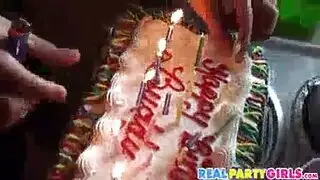 عيد ميلاد جماعي: فعل شرجي وكس مع نجمة البورنو