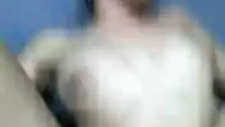 قضيب ضخم يمدد فرجها إلى أقصى حد