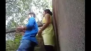  جنس بدون وقاية في الحديقة: مراهقة عاهرة وفحل ذو زب كبير يمارسان الجنس الخام