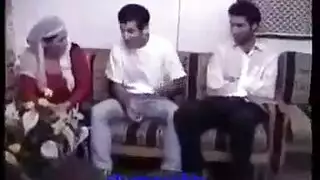 سكس جماعي مصري ثلاث شراميط مصريين شغالين على زب راجل محظوظ