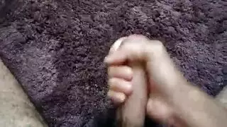 جلسة استمناء خشنة بقضيب مشعر يقذف في كل مكان