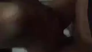 طالبة شقراء ساخنة تملأ مهبلها الضيق بقضيب اصطناعي مزدوج، تئن وتداعب حلمتي ثدييها