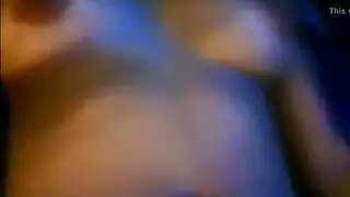 جنس جماعي مع طاقم التصوير: فرجها الضيق يمسك بقضيب كل ممثل