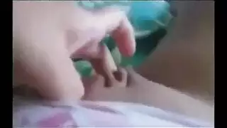 العاهرة الصغيرة السيئة تحصل على حلقها مُؤتَى بعمق