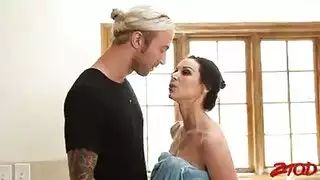 كيندرا لاست نجمة البورنو الساخنة تتناك من الفحل الشاب