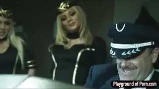 حفلة جنسية في الدرجة الأولى: طاقم يحتفل بالجنس على ارتفاع 30000 قدم