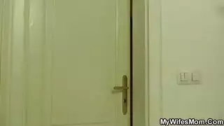 نيك برسوم متحركة صريح: مؤخرة ناضجة ودفعات شابة