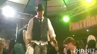 ثلاثي صريح أنثى أنثى ذكر – منى وشيماء تشاركان قضيبًا في هذا المقطع الإباحي