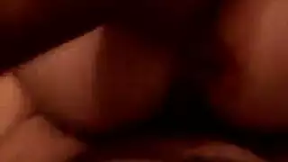 سحاقية خجولة تتوسّل للحصول على تفحيط قاس في شرجها الضيق
