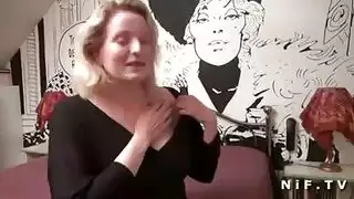 ترتدي الأسود، تلعق بعمق، وتأخذ زبًا قاسيًا