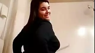 فتاة وقحة تعرض كسها الضيق وطيزها المستدير في مقطع إكس إكس إكس ساخن