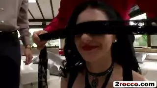 عاهرة أوروبية بشعر داكن تُضاجع بقوة في خيال الإفلاس