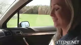 جماع ساخن في السيارة: تتوسل له بعد الصعود