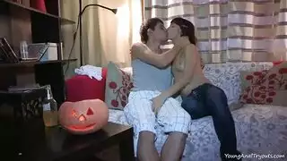 حركة قاسية على الأريكة مع سارة وصديقها