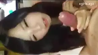 جماع جماعي عفوي في غرفة المعيشة مع فتاة منحنية