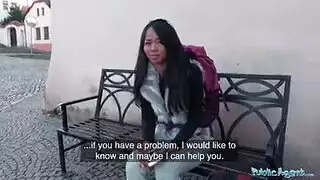 فتاة تايلاندية نحيفة تُدفع لها لتبتلع السائل المنوي في خيال الجنس الجماعي