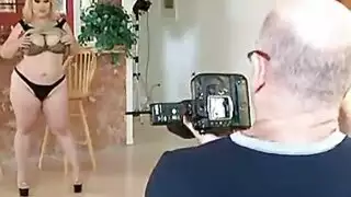 شقراء ممتلئة تتباهى بطيزها المدور في فيلم إباحي بالمطبخ