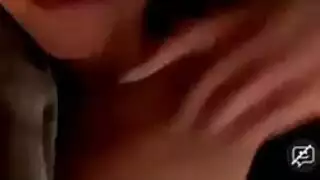 فتاة نظارات مفلسة تحصل على وجه مغطى بعصير اليشم الساخن