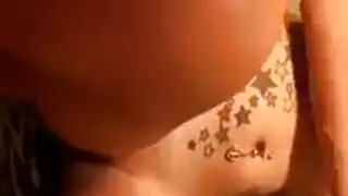 سمراء خبيرة تتباهى بجسمها الفاتن والمنحنيات المثيرة