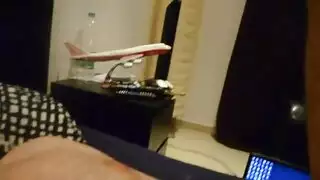 مراهقة عربية كبيرة الصدر تركب عمودًا أبيض سميكًا جوقة راعية البقر