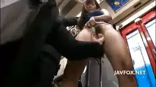 عاهرة آسيوية ترتدي ملابس زرقاء تأخذ قضيب أسود كبير بعمق في مهبلها الضيق