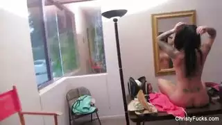 كريستي ماك تأخذ سائلين منييين في علاقة جماعية وراء الكواليس