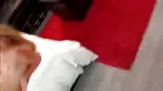فتيات صغيرات موشومات تصرخ في مشهد بورن شديد