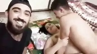 زوج عربي مثار يصور الجانب المثير لزوجته