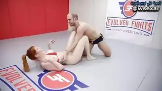 حفلة جنسية ثلاثية جامحة مع زوجات الأب المشتاقات