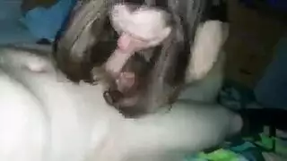 فتاة شابة تُضايق ثم تُنكح في وجهها بفعل اللسان العميق