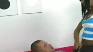فتاة عارية تصل للنشوة بقوة مع لعبة يومية على الأريكة