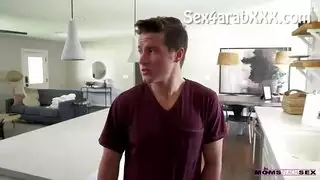 ينيك أمه الشرموطة بقوة شديدة