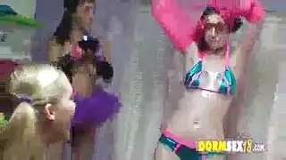 بنات يلعبو مع بعض بخياره